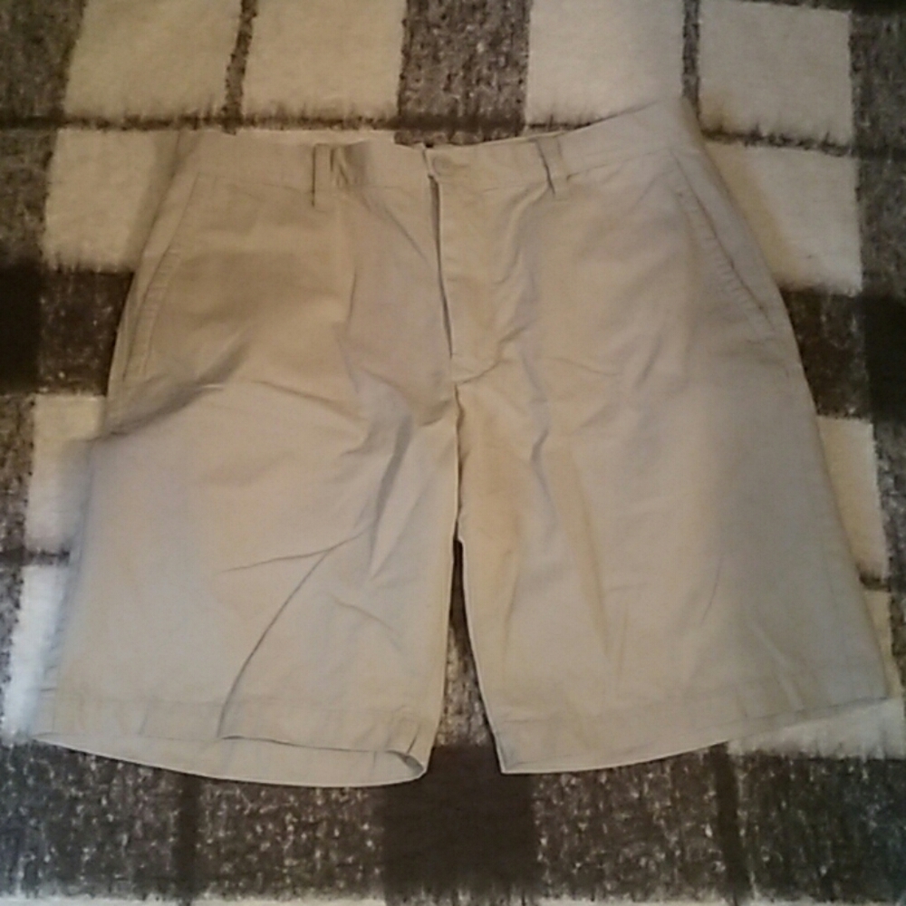 👞 Gap khaki shorts